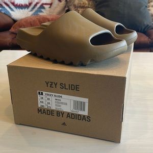 Yeezy Slide ‘Ochre’ size 10